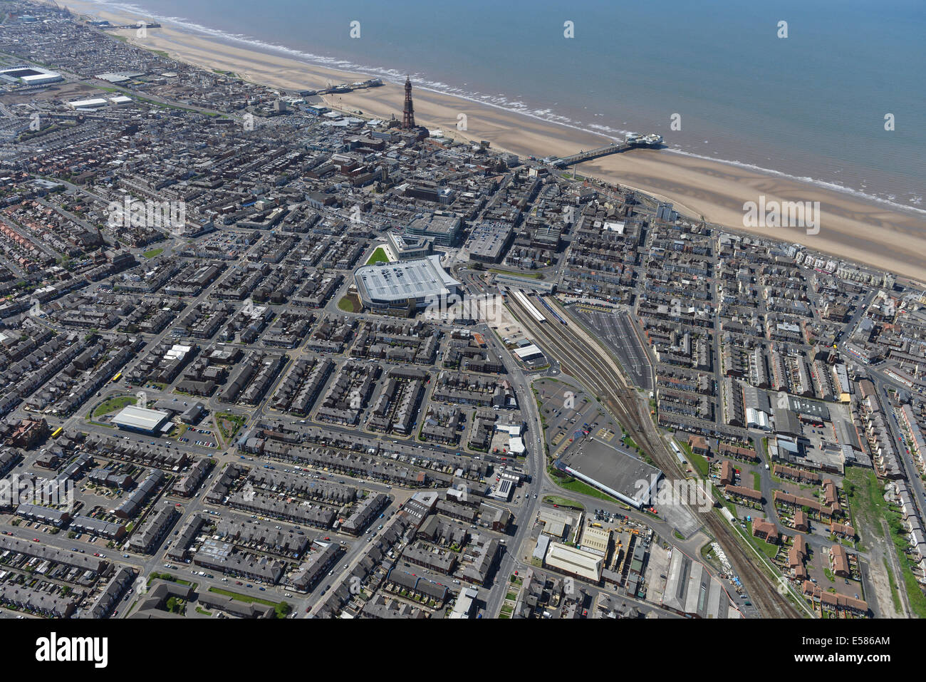 Una veduta aerea di Blackpool in Lancashire, che mostra la città, stazione ferroviaria, Spiaggia, pontili e torre. Foto Stock