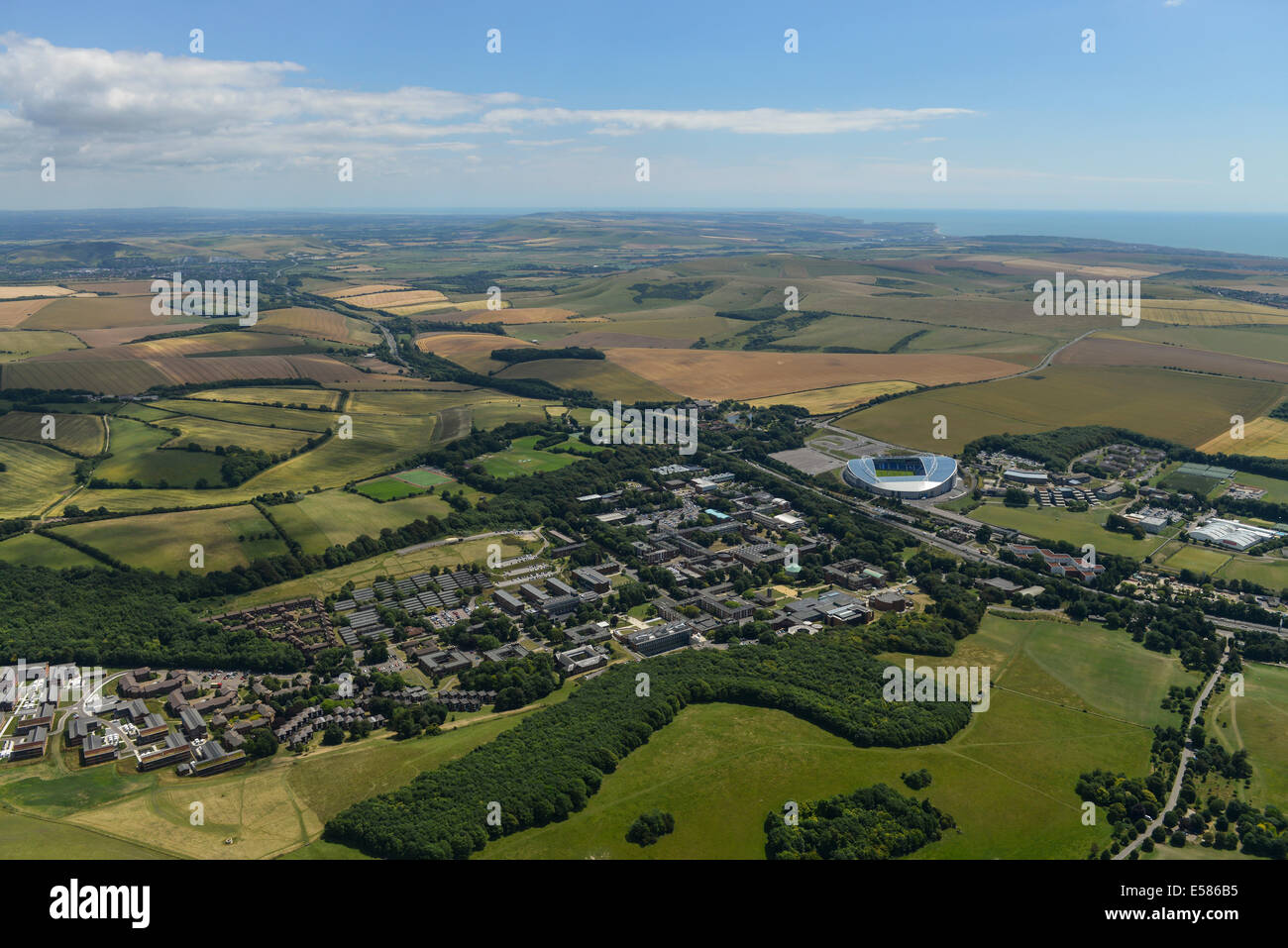 Una fotografia aerea che mostra l'Università del Sussex campus, Falmer Stadium e il rotolamento South Downs in East Sussex Regno Unito Foto Stock