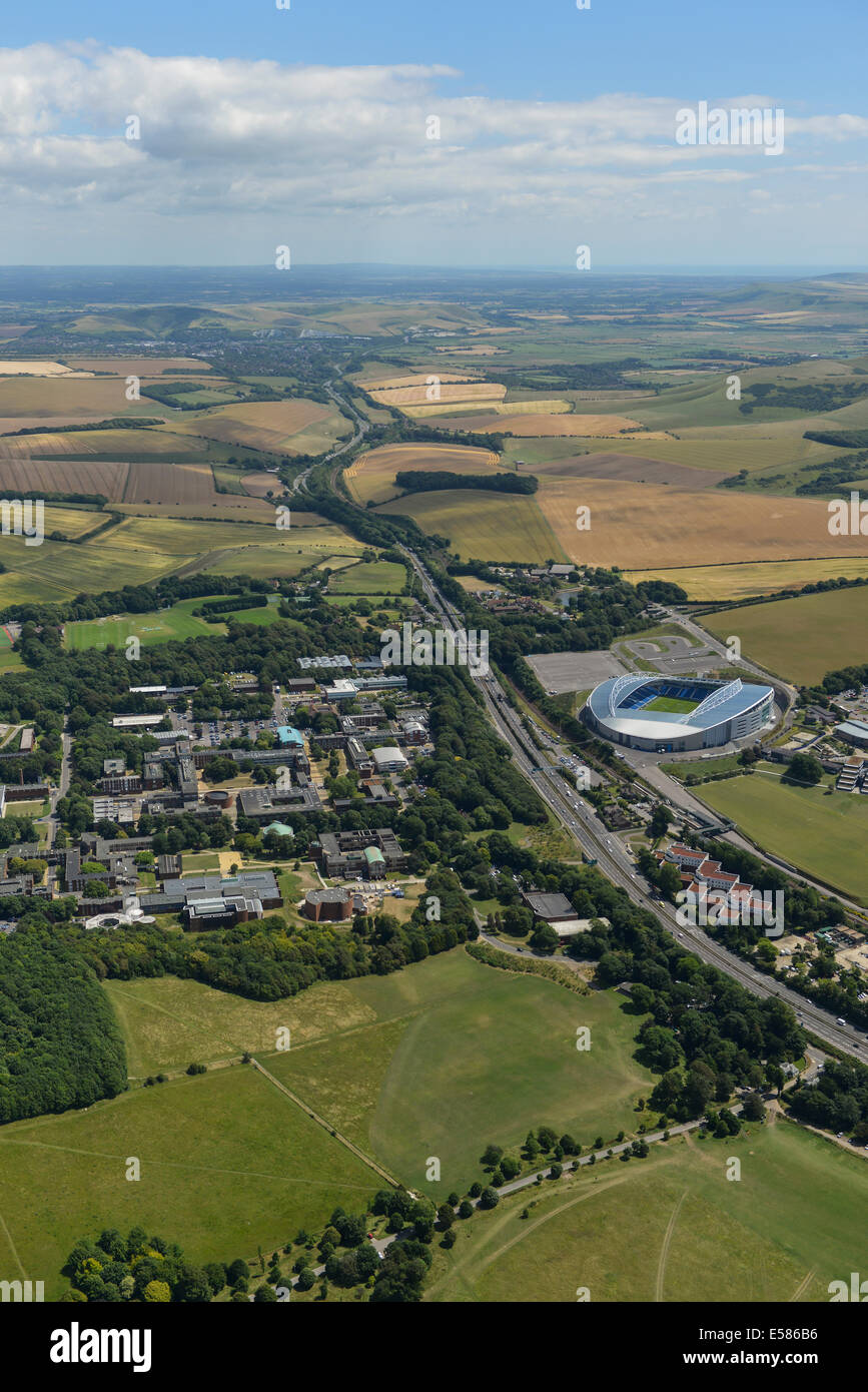 Una fotografia aerea che mostra l'Università del Sussex campus, Falmer Stadium e il rotolamento South Downs in East Sussex Regno Unito Foto Stock