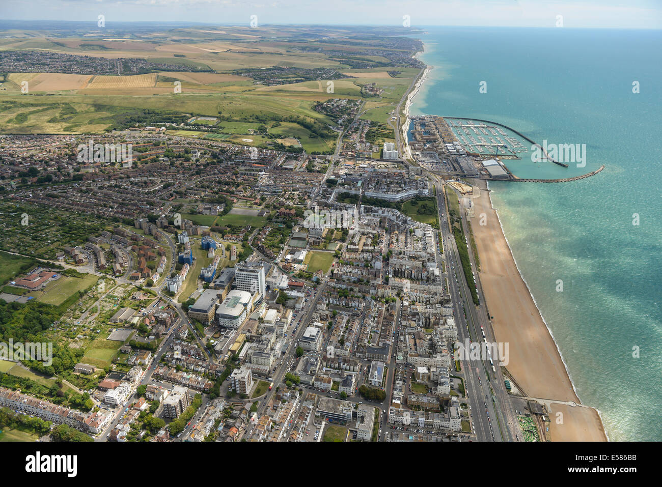 Una veduta aerea guardando verso est lungo la East Sussex costa dal centro di Brighton, mostrando la marina e Saltdean nella distanza. Foto Stock