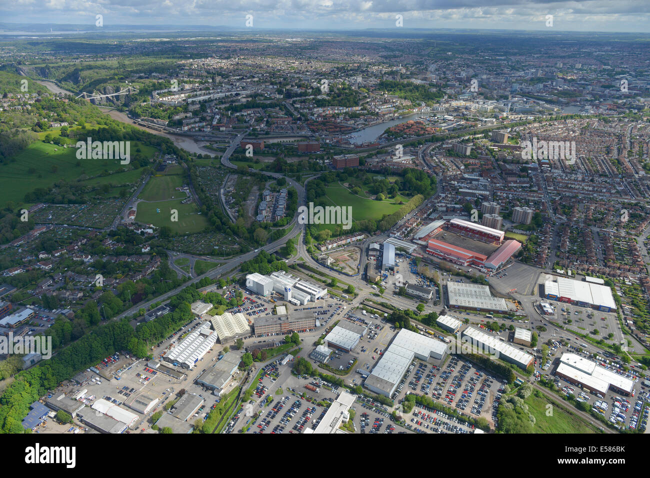 Una veduta aerea di Bristol con la Ashton Gate area in primo piano che si affaccia su un verso i valichi Severn Foto Stock