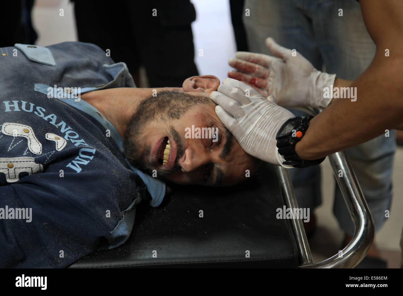 La striscia di Gaza e la striscia di Gaza, Territori palestinesi. 9 Luglio, 2014. Un uomo palestinese si siede sul letto di un ospedale dopo aver ricevuto cure mediche a Gaza City al-Shifa Hospital a seguito di un israeliano attacco militare nei pressi della sua casa di famiglia sulla luglio 23, 2014. Israele sta commettendo ''un crimine contro l'umanità" durante la sua offensiva nella Striscia di Gaza, ministro degli Esteri palestinese Riyad al-Maliki ha detto a una sessione di emergenza del Consiglio ONU dei diritti dell'uomo di oggi. © Majdi Fathi/NurPhoto/ZUMA filo/Alamy Live News Foto Stock