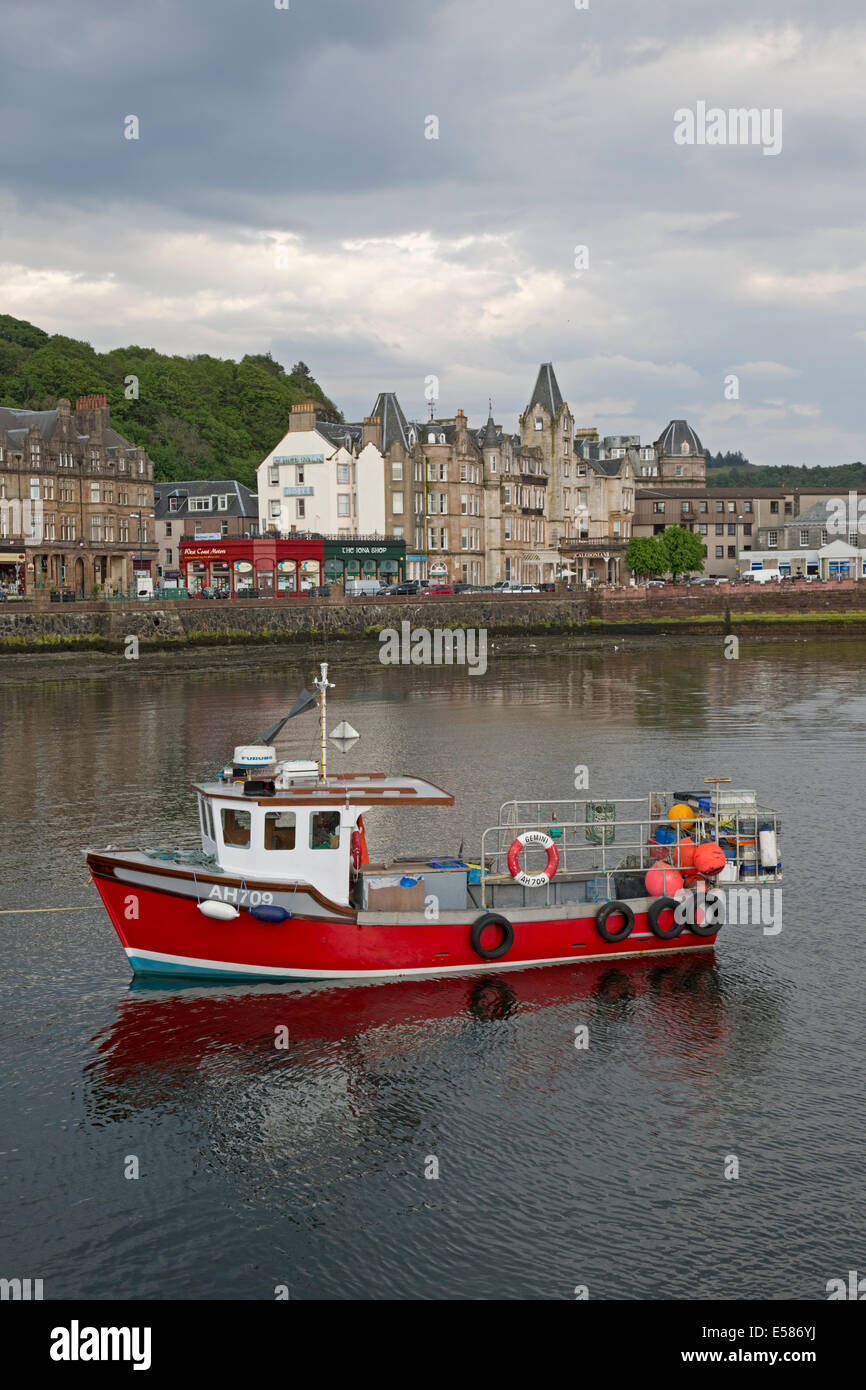 Trawler ormeggiata nel porto di Oban Isle of Mull Scotland Foto Stock