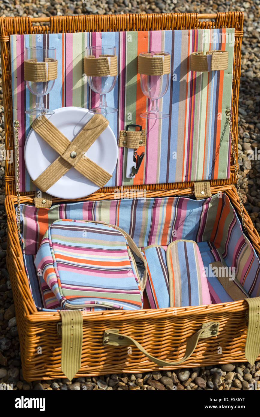Cesto da picnic per la vendita. Norfolk Broads England Regno Unito Foto Stock