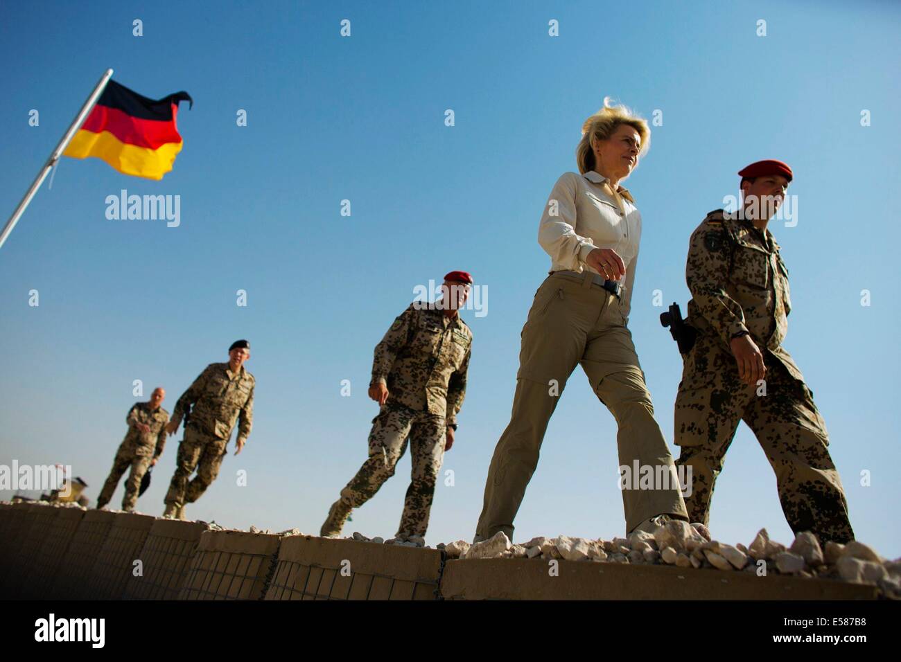 Mazar-i-Sharif, Afghanistan. 23 Luglio, 2014. Ministro tedesco della difesa, Ursula von der Leyen (2a R, CDU) visite Camp Shaheen al di fuori di Mazar-i-Sharif (Afghanistan) Luglio 23, 2014 © dpa picture alliance/Alamy Live News Foto Stock