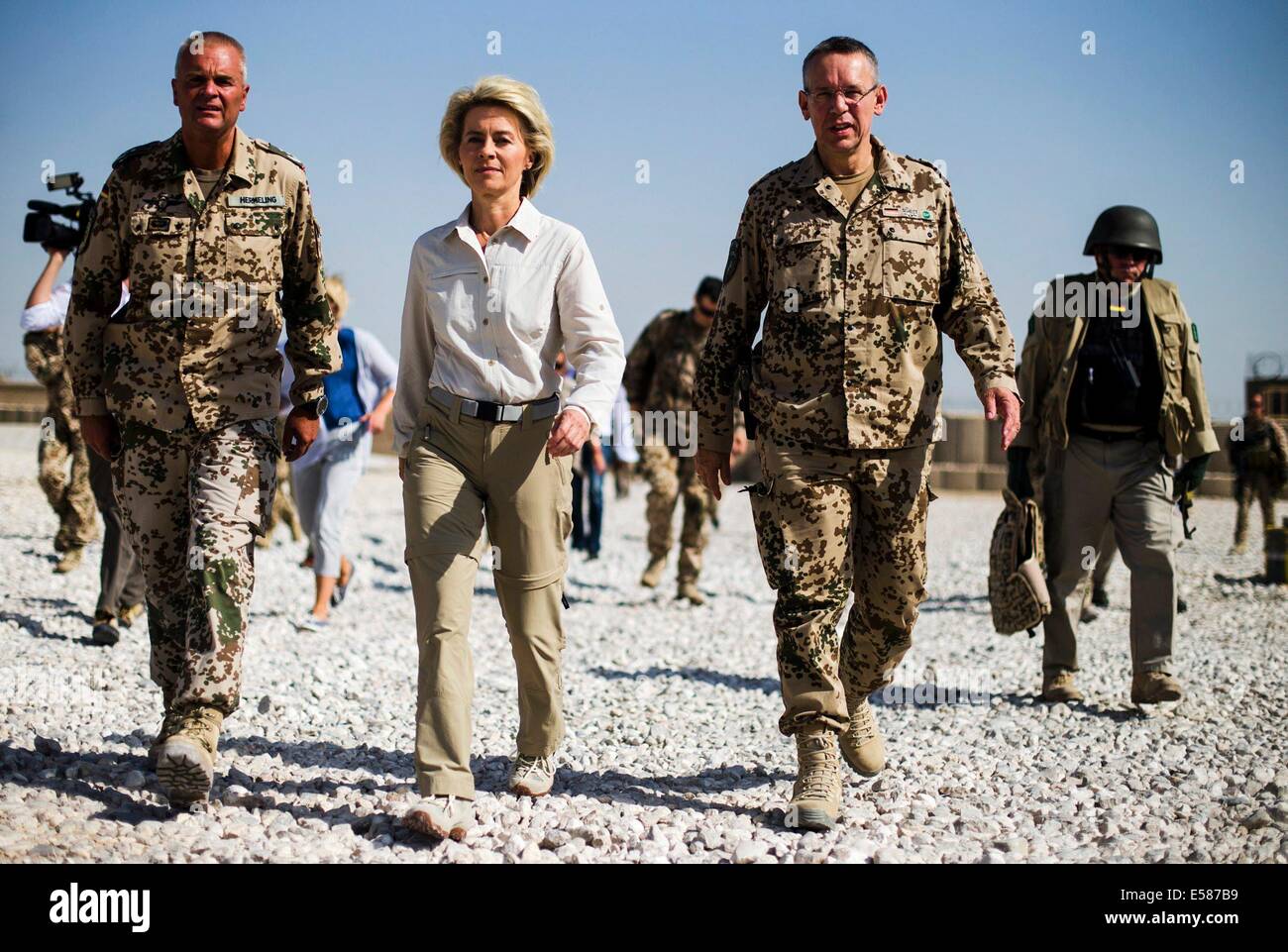 Mazar-i-Sharif, Afghanistan. 23 Luglio, 2014. Ministro tedesco della difesa, Ursula von der Leyen (2a L, CDU) visite Camp Shaheen al di fuori di Mazar-i-Sharif (Afghanitan), 23 luglio, 2014. © dpa picture alliance/Alamy Live News Foto Stock