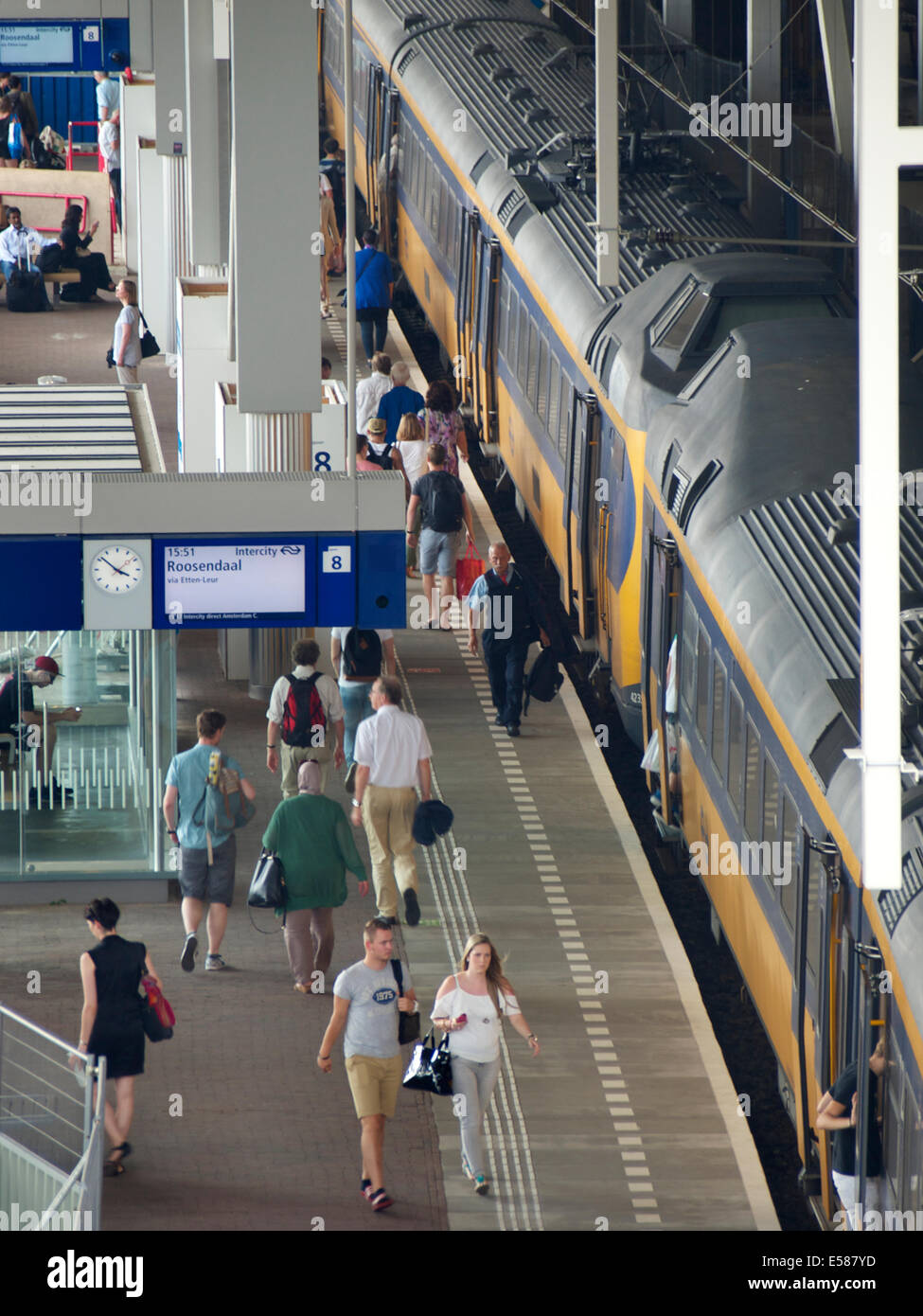 Piattaforma con treno intercity e molti viaggiatori alla stazione di Breda, Paesi Bassi Foto Stock