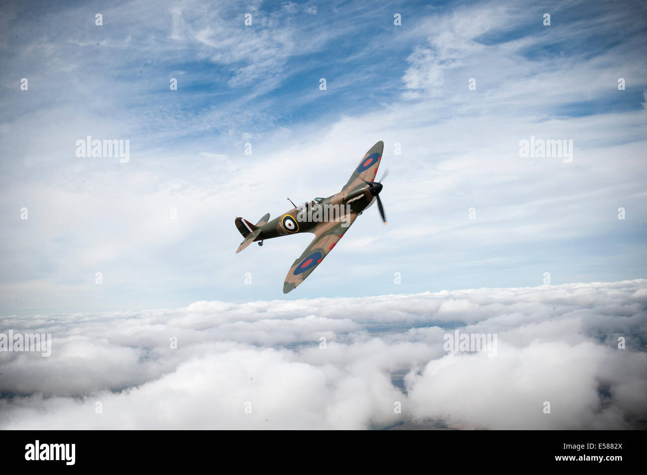 Mk1 Supermarine Spitfire P9374 nuovamente il volo dopo essere stata ripristinata.lo Spitfire fu abbattuto su Calais nel 1940 Foto Stock