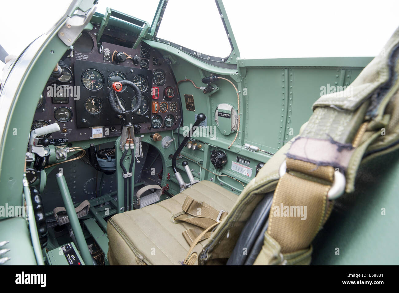 Mk1 Supermarine Spitfire P9374 nuovamente il volo dopo essere stata ripristinata.lo Spitfire fu abbattuto su Calais nel 1940 Foto Stock