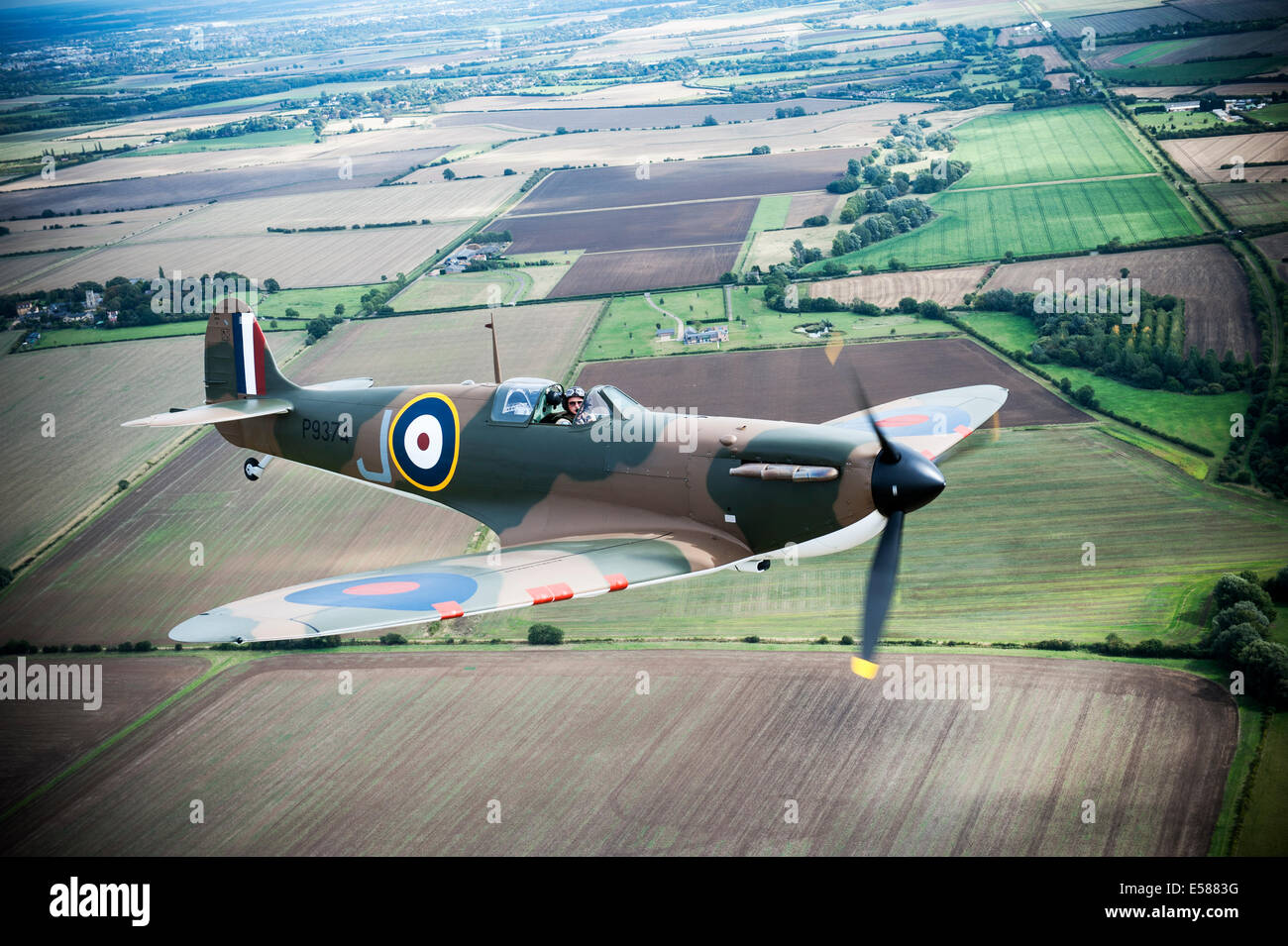 Mk1 Supermarine Spitfire P9374 nuovamente il volo dopo essere stata ripristinata.lo Spitfire fu abbattuto su Calais nel 1940 Foto Stock