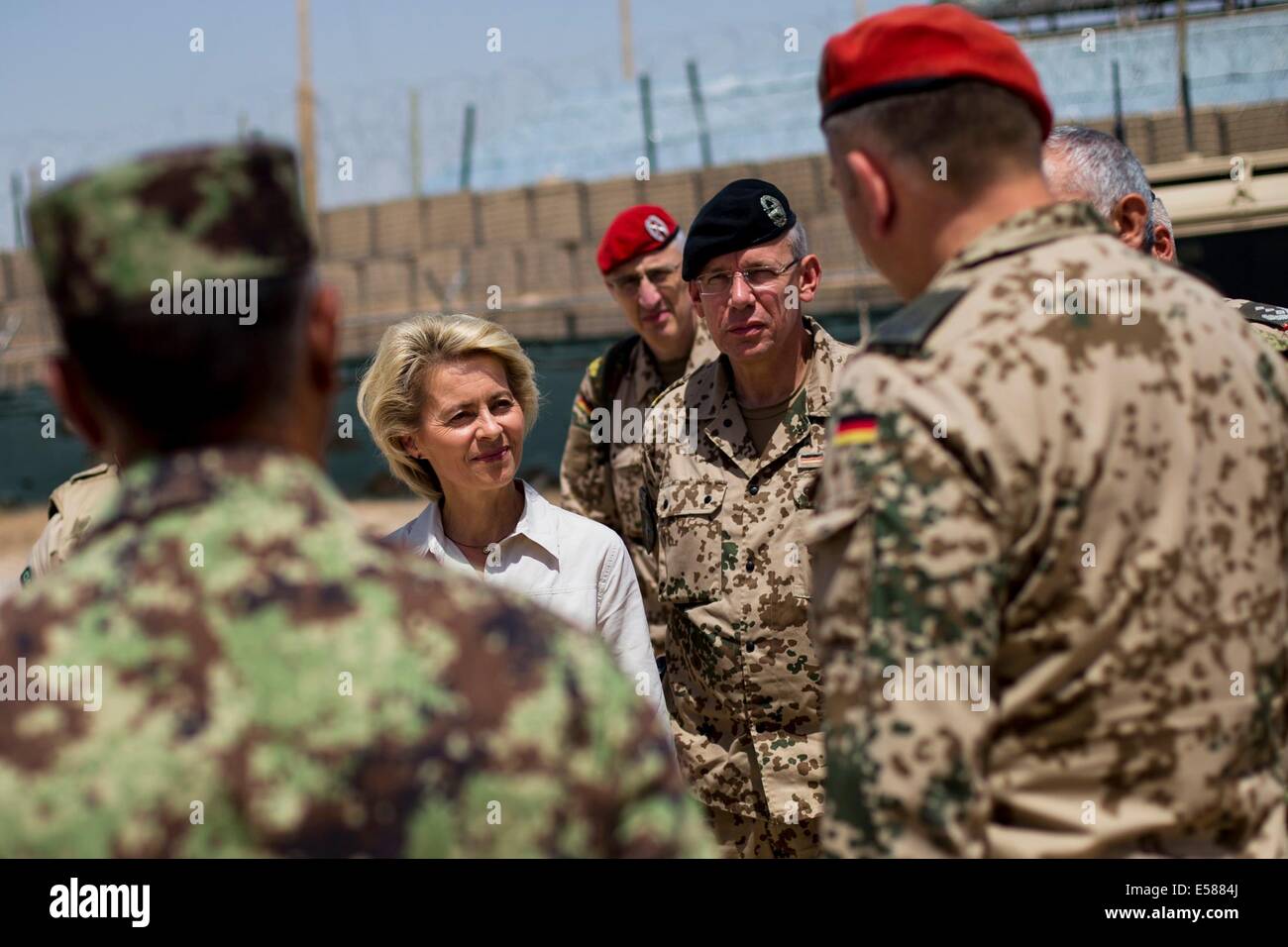 Mazar-i-Sharif, Afghanistan. 23 Luglio, 2014. Ministro tedesco della difesa, Ursula von der Leyen (2a L, CDU) visite Camp Shaheen al di fuori di Mazar-i-Sharif (Afghanistan) Luglio 23, 2014. © dpa picture alliance/Alamy Live News' Foto Stock