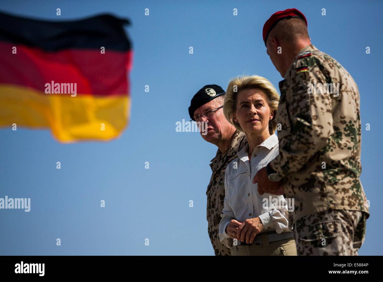 Mazar-i-Sharif, Afghanistan. 23 Luglio, 2014. Ministro tedesco della difesa, Ursula von der Leyen (2a R, CDU) visite Camp Shaheen al di fuori di Mazar-i-Sharif (Afghanistan) Luglio 23, 2014. © dpa picture alliance/Alamy Live News Foto Stock
