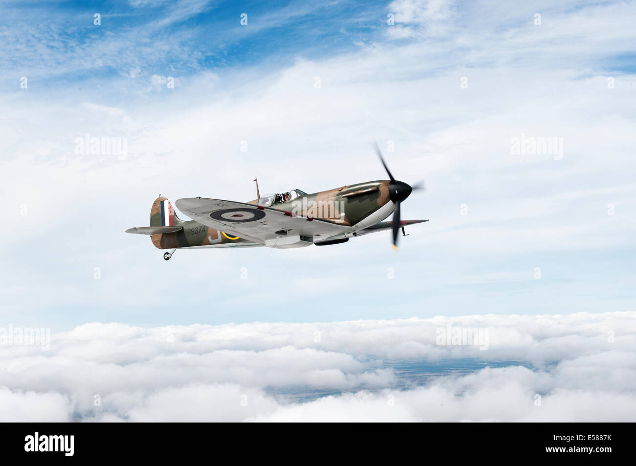 Mk1 Supermarine Spitfire P9374 nuovamente il volo dopo essere stata ripristinata.lo Spitfire fu abbattuto su Calais nel 1940 Foto Stock
