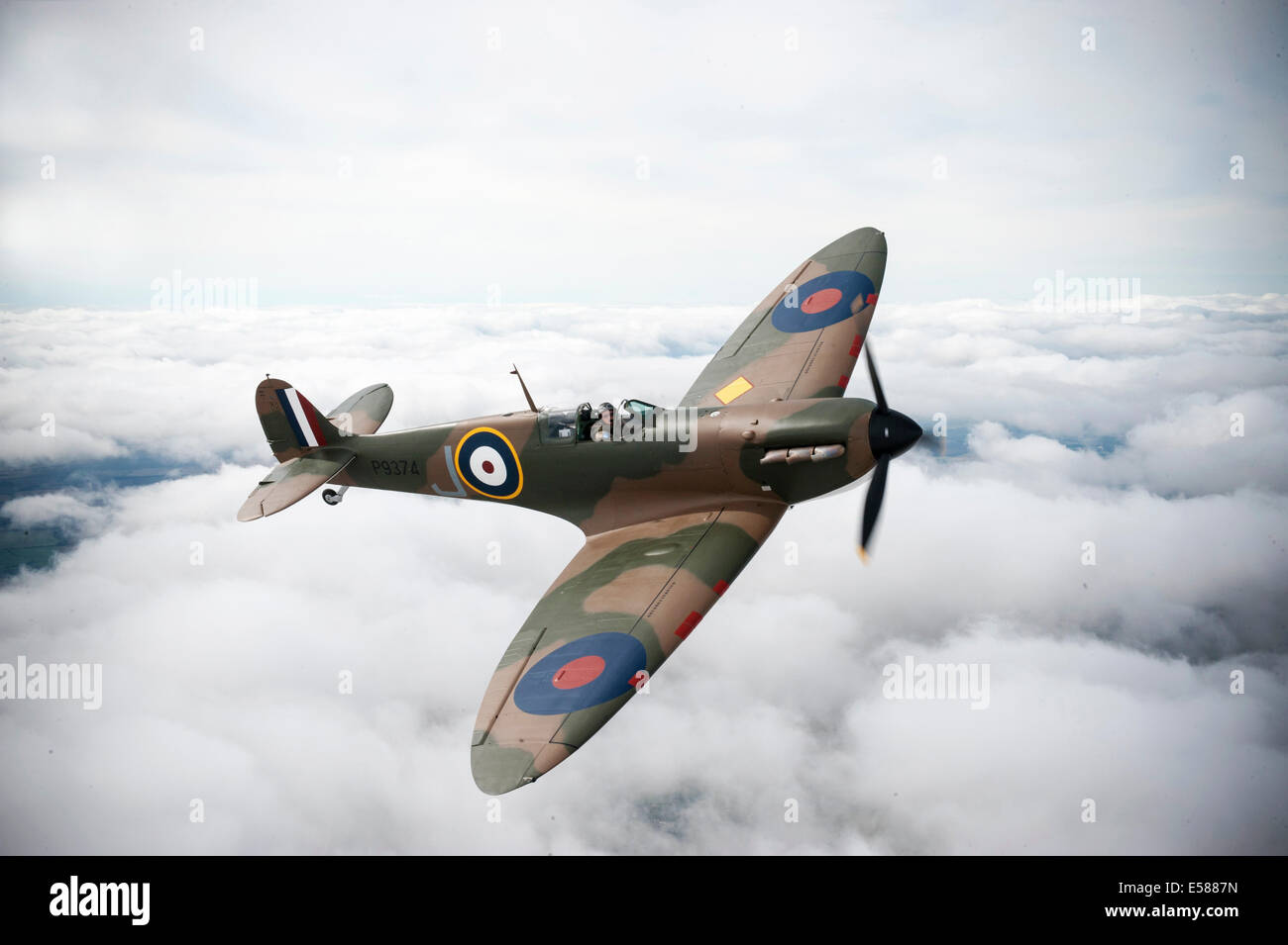 Mk1 Supermarine Spitfire P9374 nuovamente il volo dopo essere stata ripristinata.lo Spitfire fu abbattuto su Calais nel 1940 Foto Stock