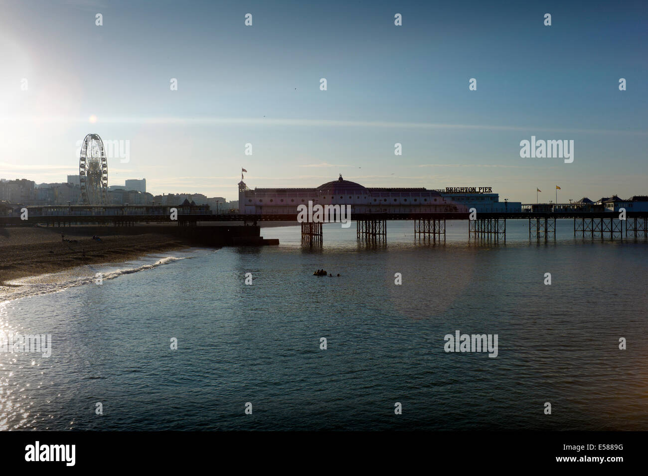 Il Brighton Pier, Sussex England,UK. Luglio 2014 che mostra la ruota di Brighton all'alba. Foto Stock