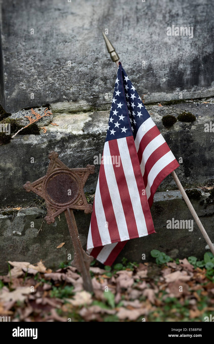 Bandiera americana accanto alla tomba vetran pietra, Vermont, USA Foto Stock