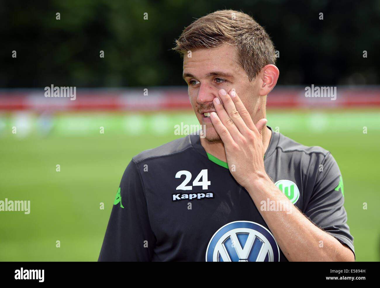 Bad Ragaz, Svizzera. 23 Luglio, 2014. Sebastian Jung di Bundelsiga calcio VFL Wolfsburg reagisce durante una sessione di formazione presso il training camp in Bad Ragaz, Svizzera, 23 luglio 2014. Foto: FELIX KAESTLE/dpa/Alamy Live News Foto Stock