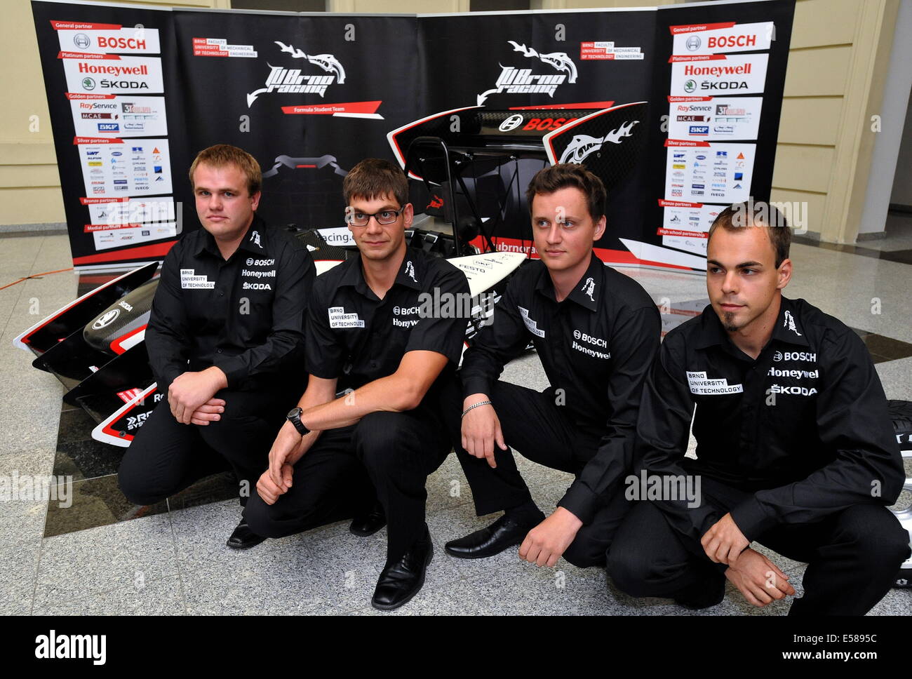 Hockenheimring Baden-Wurttemberg, Germania. 23 Luglio, 2014. La Facoltà di Ingegneria Meccanica Brno University of Technology TU Brno Racing team introduce un nuovo modello di Dragon racing car prima della prossima Formula Student Germania evento in Hockenheimring Baden-Wurttemberg, Germania, Mercoledì, 23 luglio, 2014. Nella foto dei membri del team (da sinistra a destra) Milano Spicak, Michal Janousek, David Hodas e Patrik Stipak. © Igor Zehl/CTK foto/Alamy Live News Foto Stock