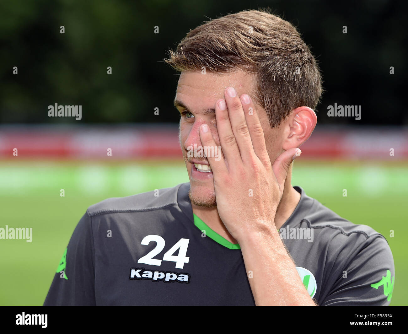 Bad Ragaz, Svizzera. 23 Luglio, 2014. Sebastian Jung di Bundelsiga calcio VFL Wolfsburg reagisce durante una sessione di formazione presso il training camp in Bad Ragaz, Svizzera, 23 luglio 2014. Foto: FELIX KAESTLE/dpa/Alamy Live News Foto Stock