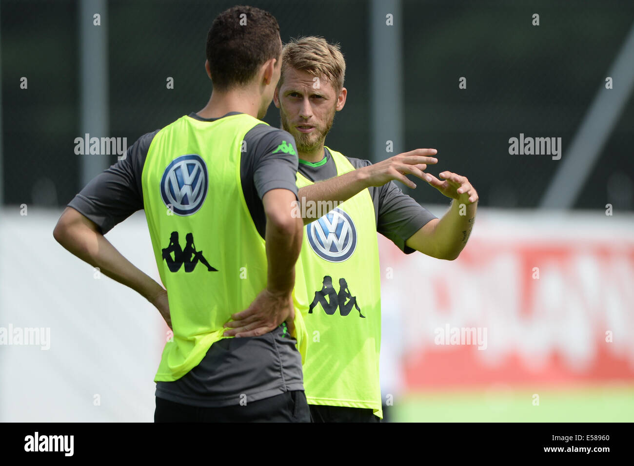 Bad Ragaz, Svizzera. 23 Luglio, 2014. Aaron Hunt (R) e Ivan Perisic (L) a parlare durante una sessione di formazione presso il training camp in Bad Ragaz, Svizzera, 23 luglio 2014. Foto: FELIX KAESTLE/dpa/Alamy Live News Foto Stock