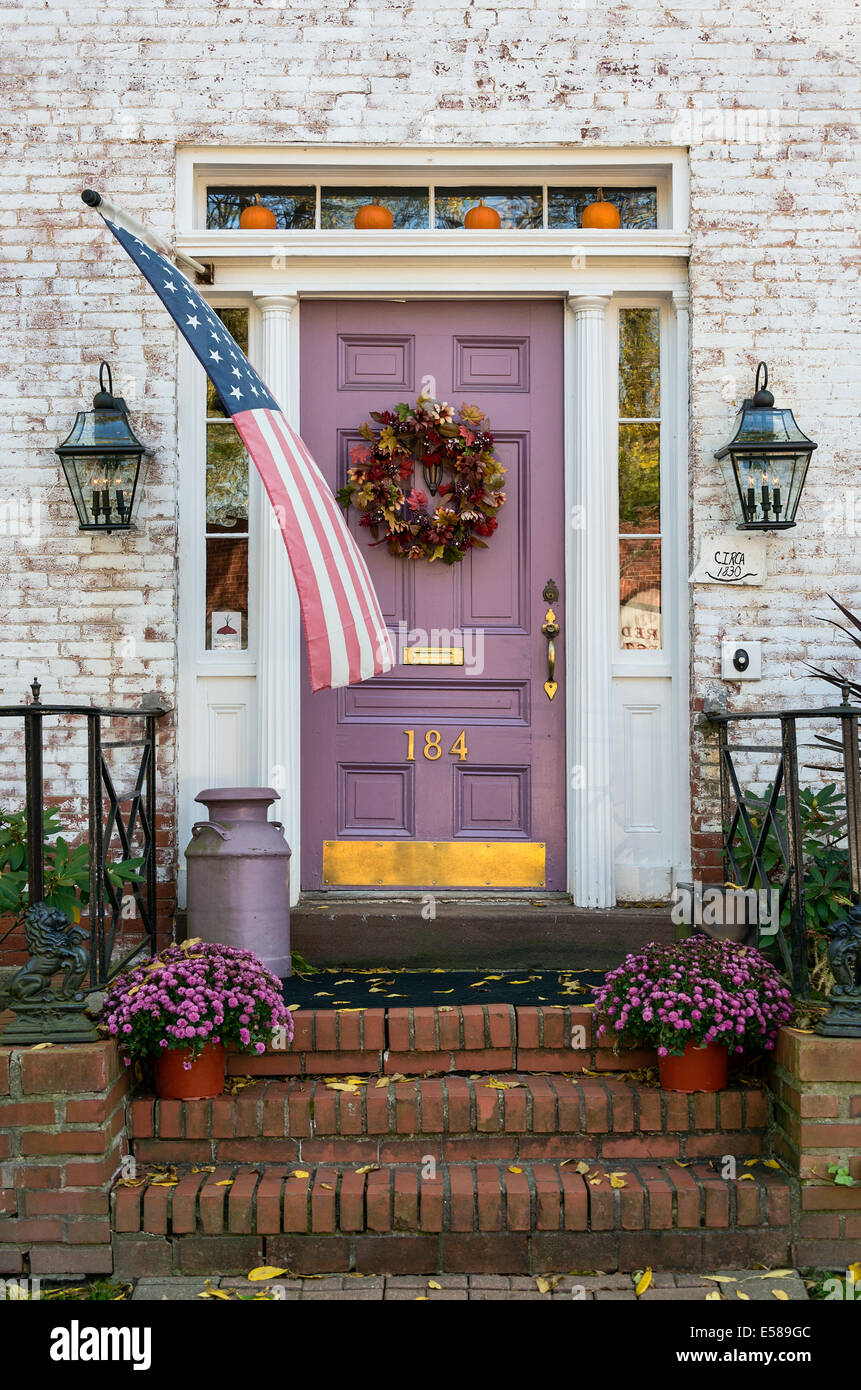 Autunno decorazioni e casa coloniale e sportello, Wethersfield, Connecticut, Stati Uniti d'America Foto Stock
