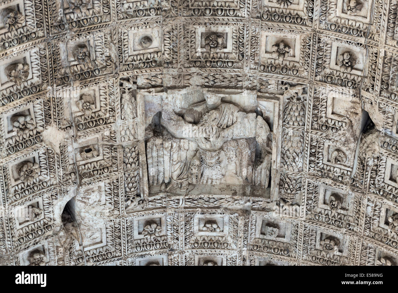 Arco di Tito dettaglio, Via Sacra, Roma, Italia. Foto Stock