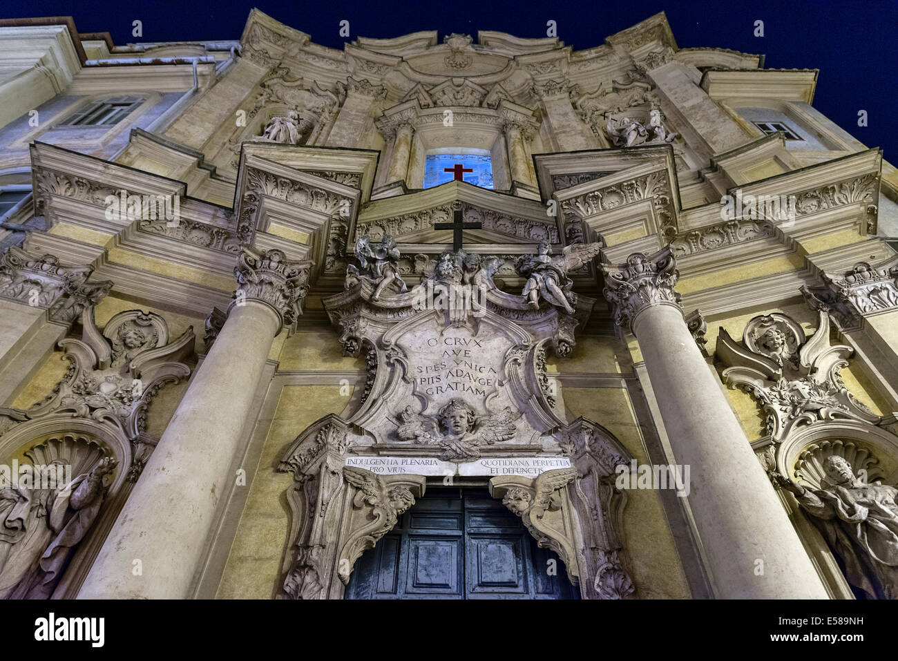 La facciata esterna di notte, Santa Maria Maddalena, Roma, Italia Foto Stock