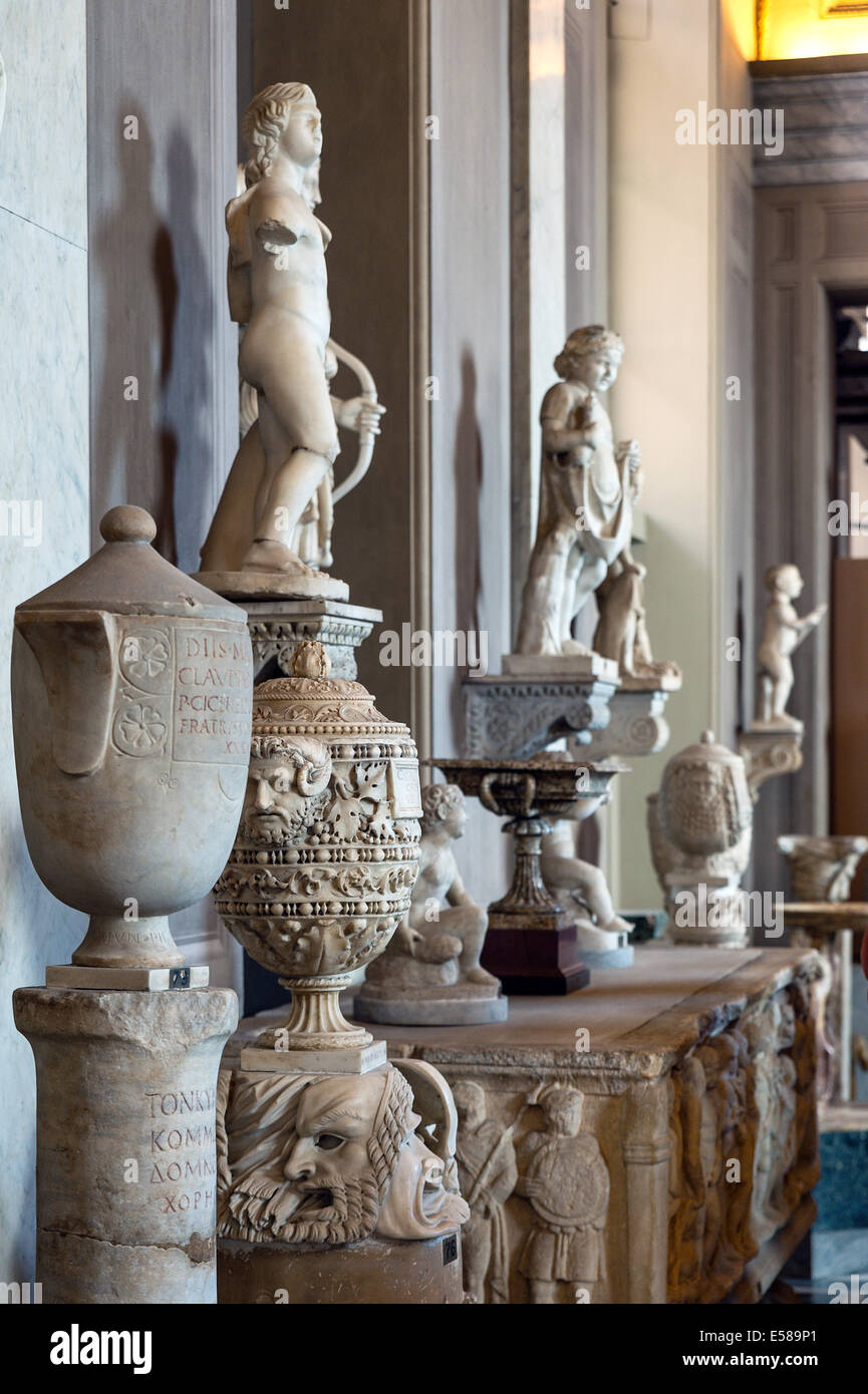 Scultura e antichi manufatti esposti nel Museo Chiaramonti, Musei Vaticani, Città del Vaticano, Roma, Italia Foto Stock