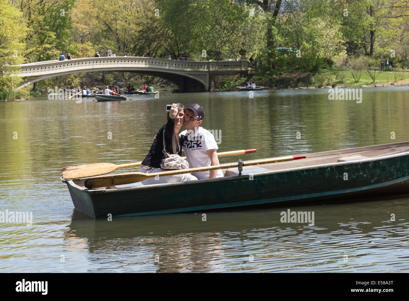 Coppia giovane in canotto sul lago al Central Park di New York Foto Stock