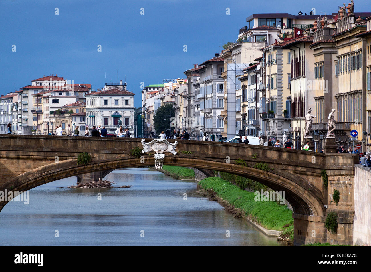Ponte sul fiume Arno e il centro cittadino di architettura, Firenze, Italia Foto Stock