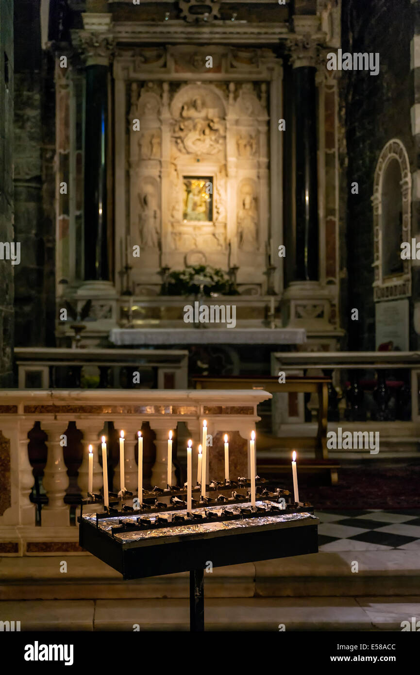 Modificare con candele votive, la chiesa di San Lorenzo, Porto Venere, Italia Foto Stock