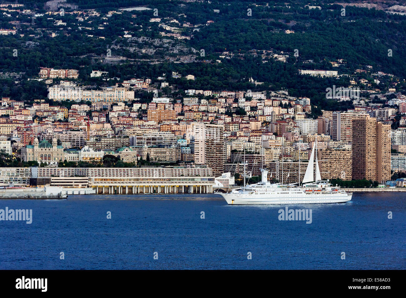 Waterfront vista dello skyline della città e delle montagne, Monte Carlo, Monaco Foto Stock