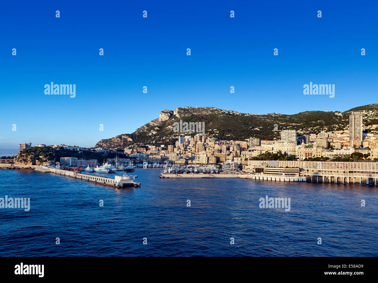 Vista di Fontvieille e il porto di yacht, Monaco Foto Stock