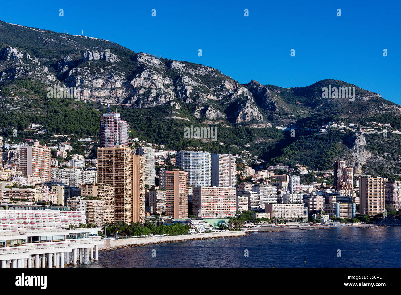 Waterfront vista dello skyline della città e delle montagne, Monte Carlo, Monaco Foto Stock