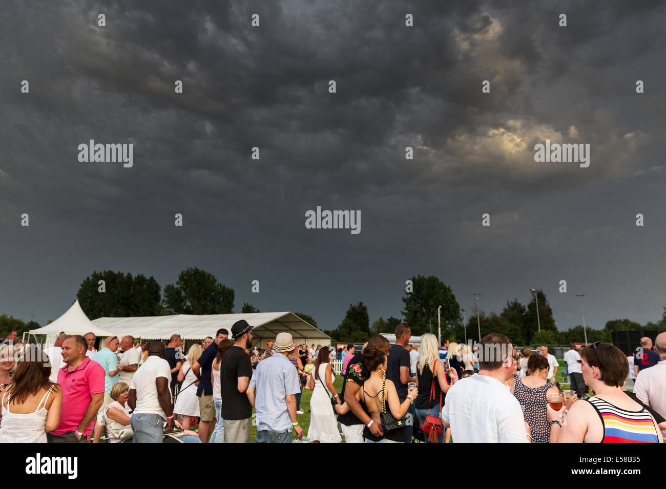 Maltempo in avvicinamento al Festival di Brentwood. Foto Stock