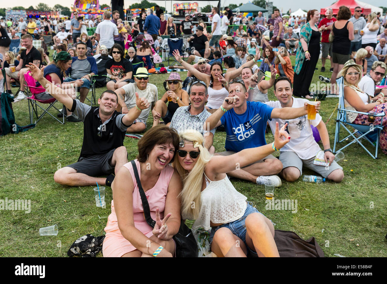 Festivalgoers si godono al Brentwood Festival in Essex. Foto Stock