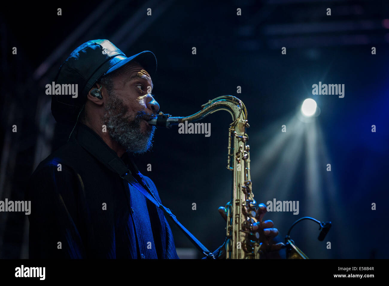 Un sassofonista dalla banda UB40 effettuando al Festival di Brentwood. Foto Stock