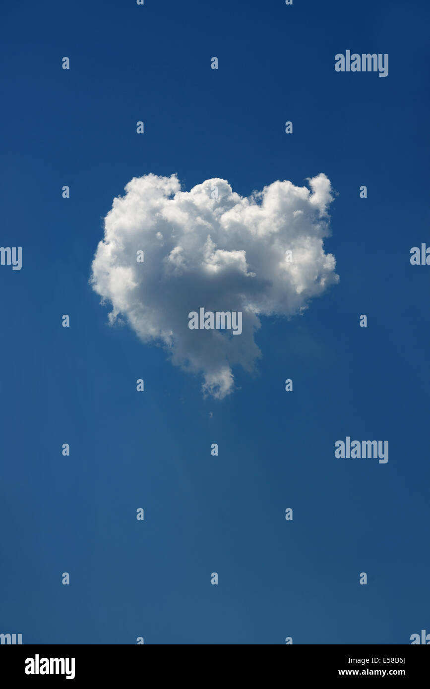 Fluffy cloud come cuore Foto Stock