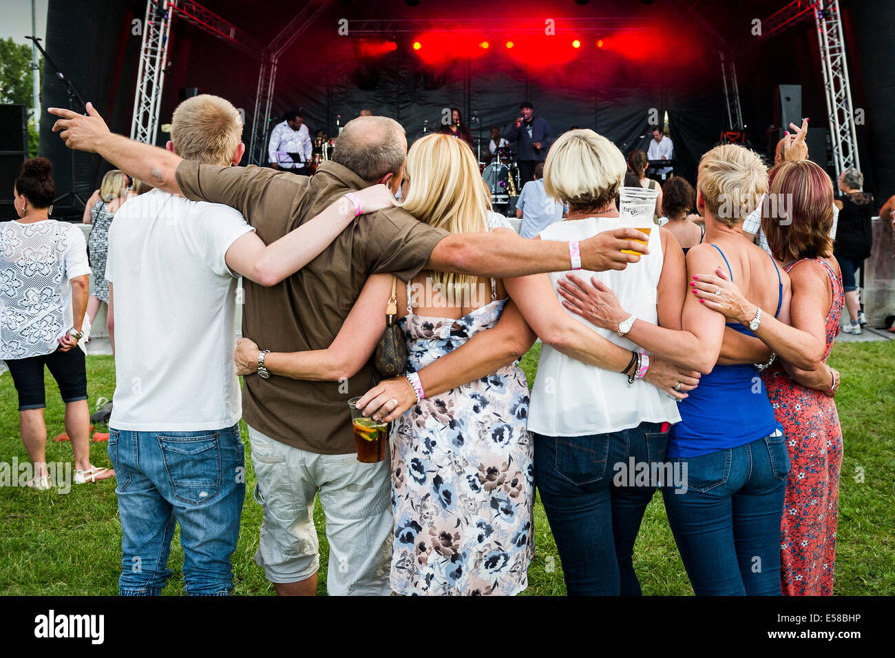 Festivalgoers divertirsi presso il Festival di Brentwood. Foto Stock