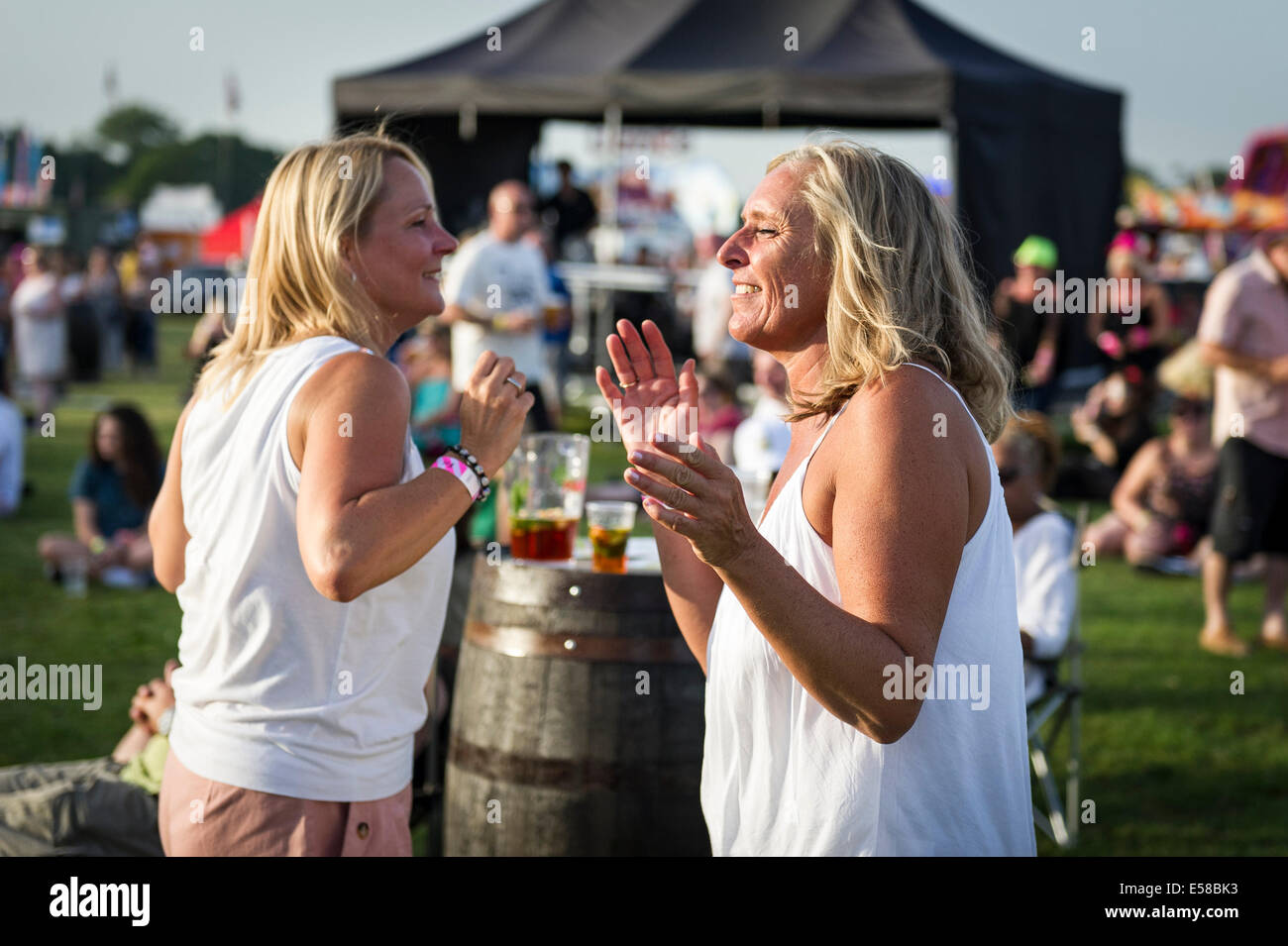 Due donne che si diverte a Brentwood Festival in Essex. Foto Stock