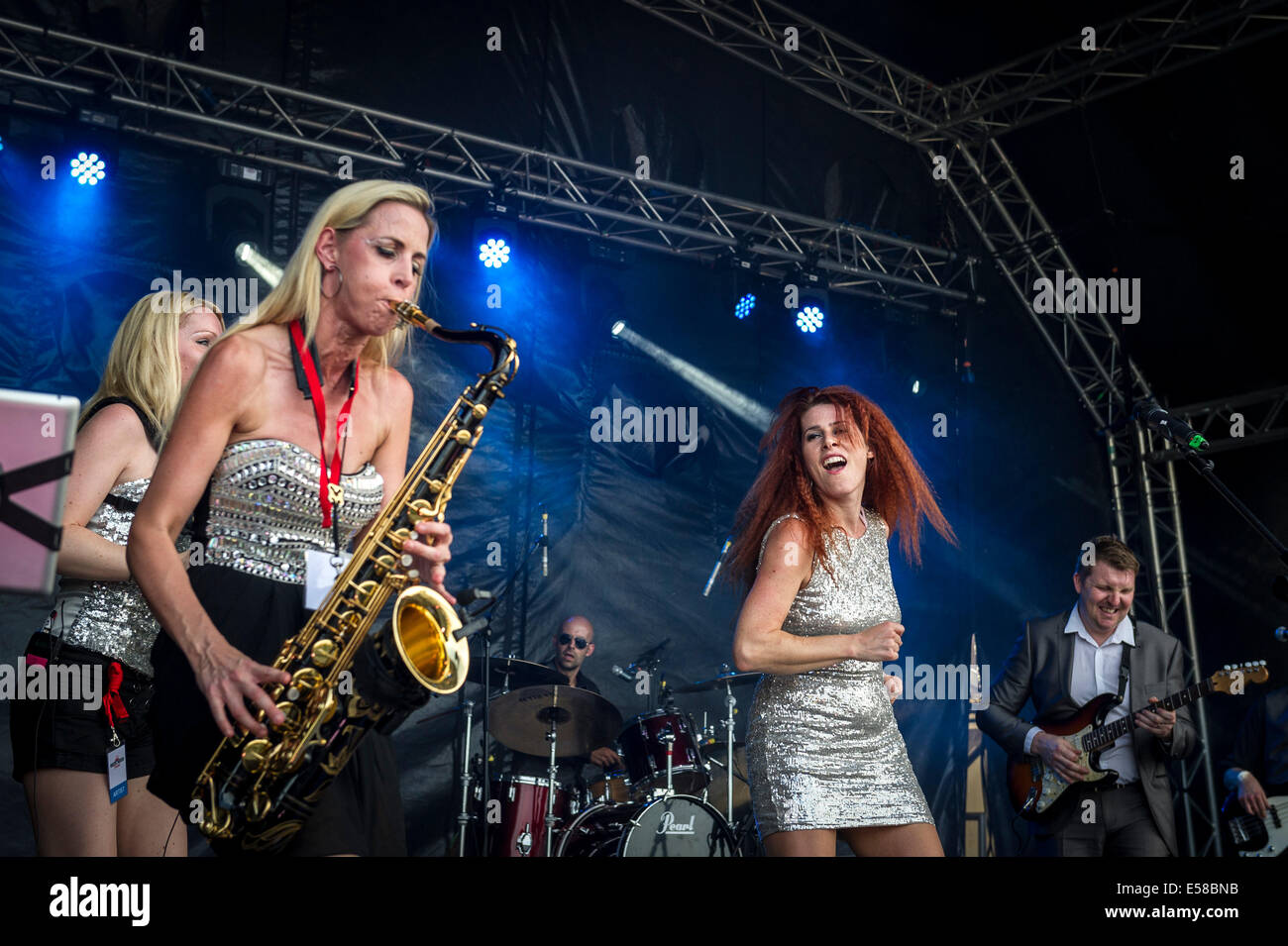 La banda di Glitterball effettuando al Festival di Brentwood. Foto Stock