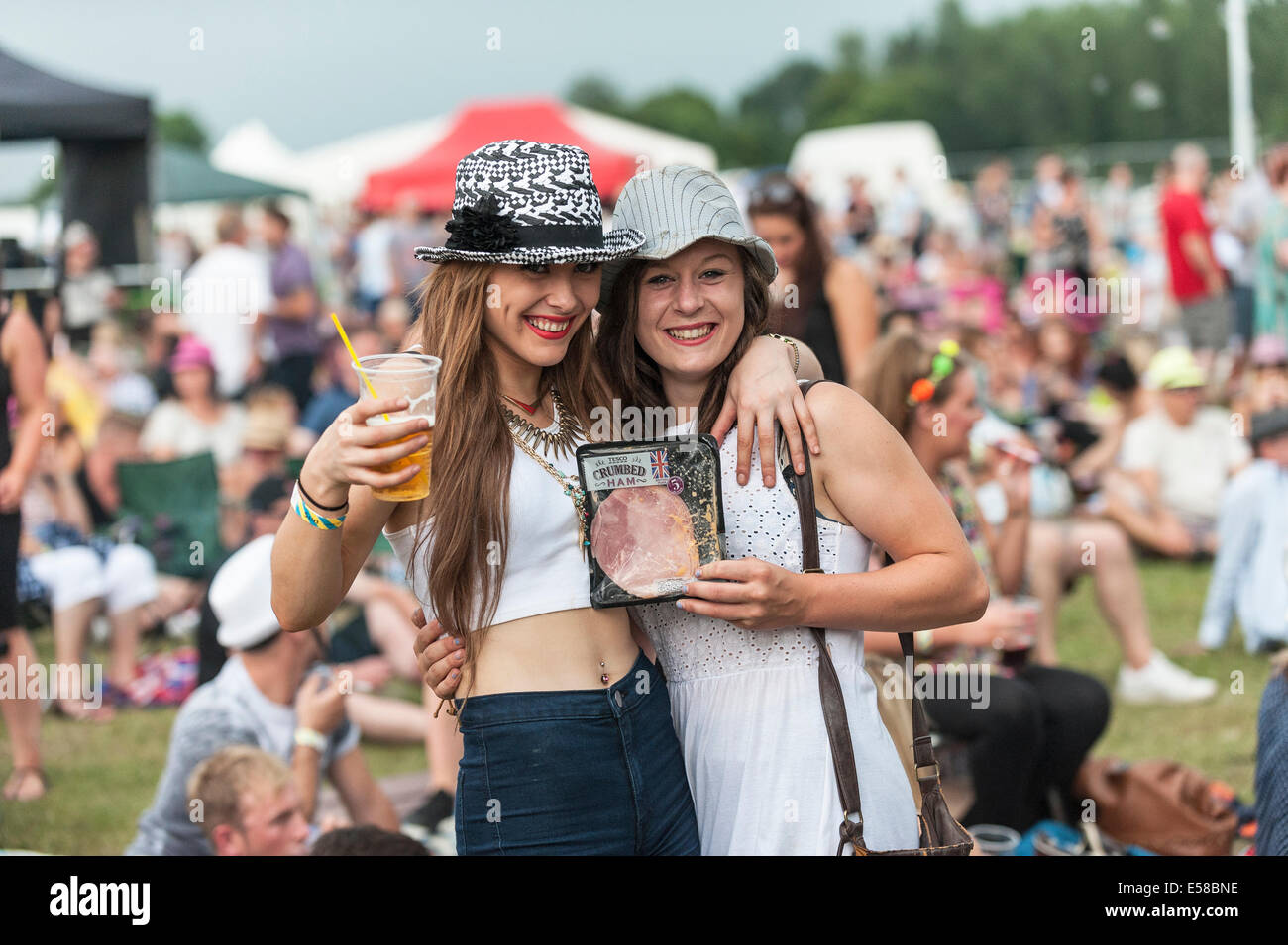 Due festivalgoers divertirsi presso il Festival di Brentwood. Foto Stock