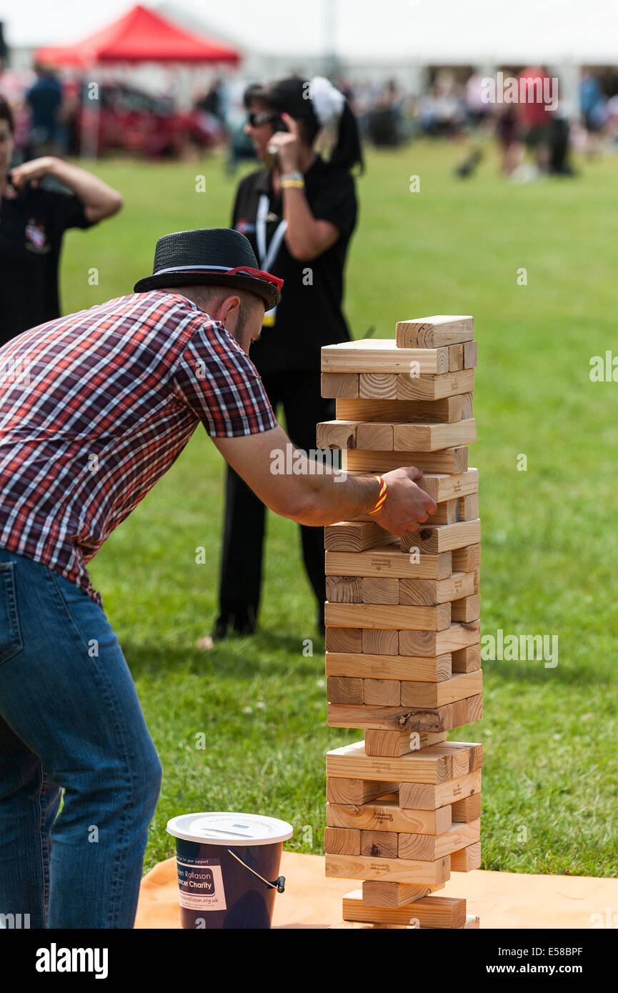 Un festivalgoer godendo di un gioco di Jenga presso il Festival di Brentwood. Foto Stock