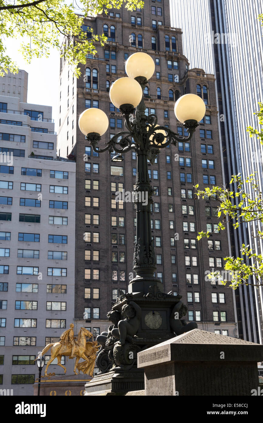 Lampione, Central Park con Sherry Paesi Bassi e GM edifici in background, NYC, STATI UNITI D'AMERICA Foto Stock