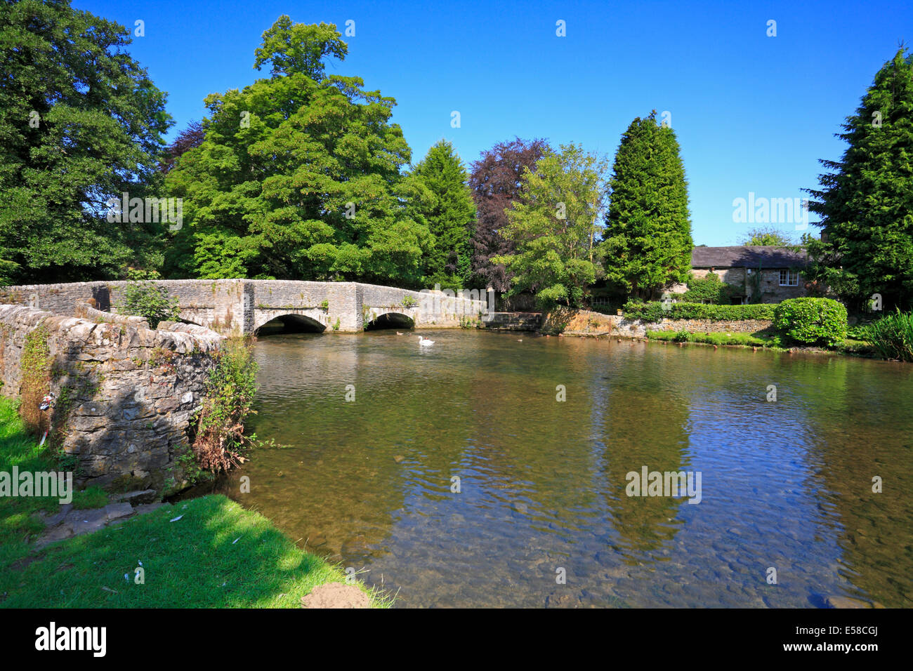 Sheepwash ponte sul fiume Wye a Ashford in acqua, Derbyshire, Parco Nazionale di Peak District, Inghilterra, Regno Unito. Foto Stock