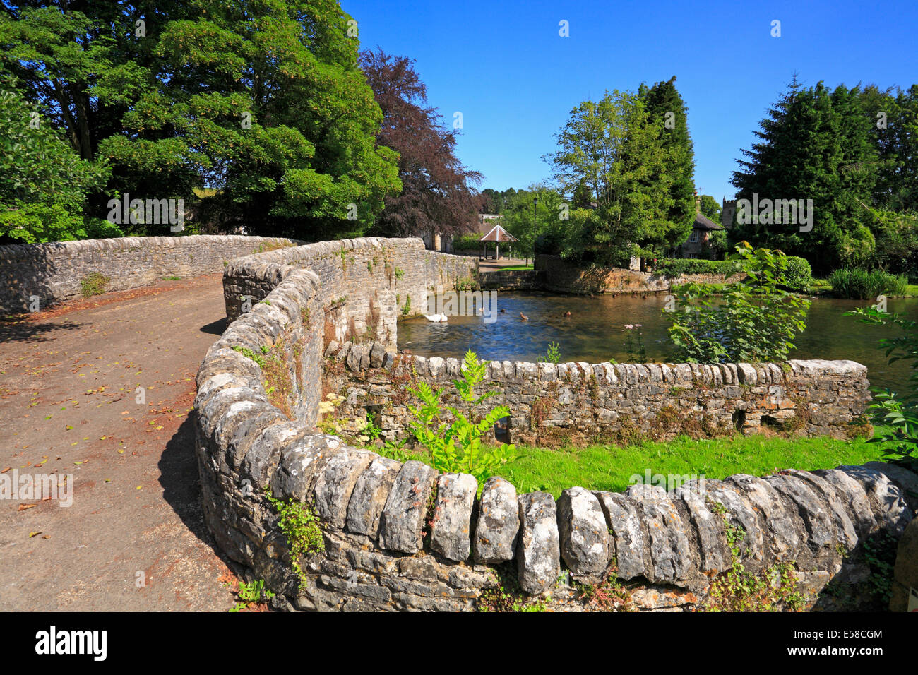 Sheepwash ponte sul fiume Wye a Ashford in acqua, Derbyshire, Parco Nazionale di Peak District, Inghilterra, Regno Unito. Foto Stock