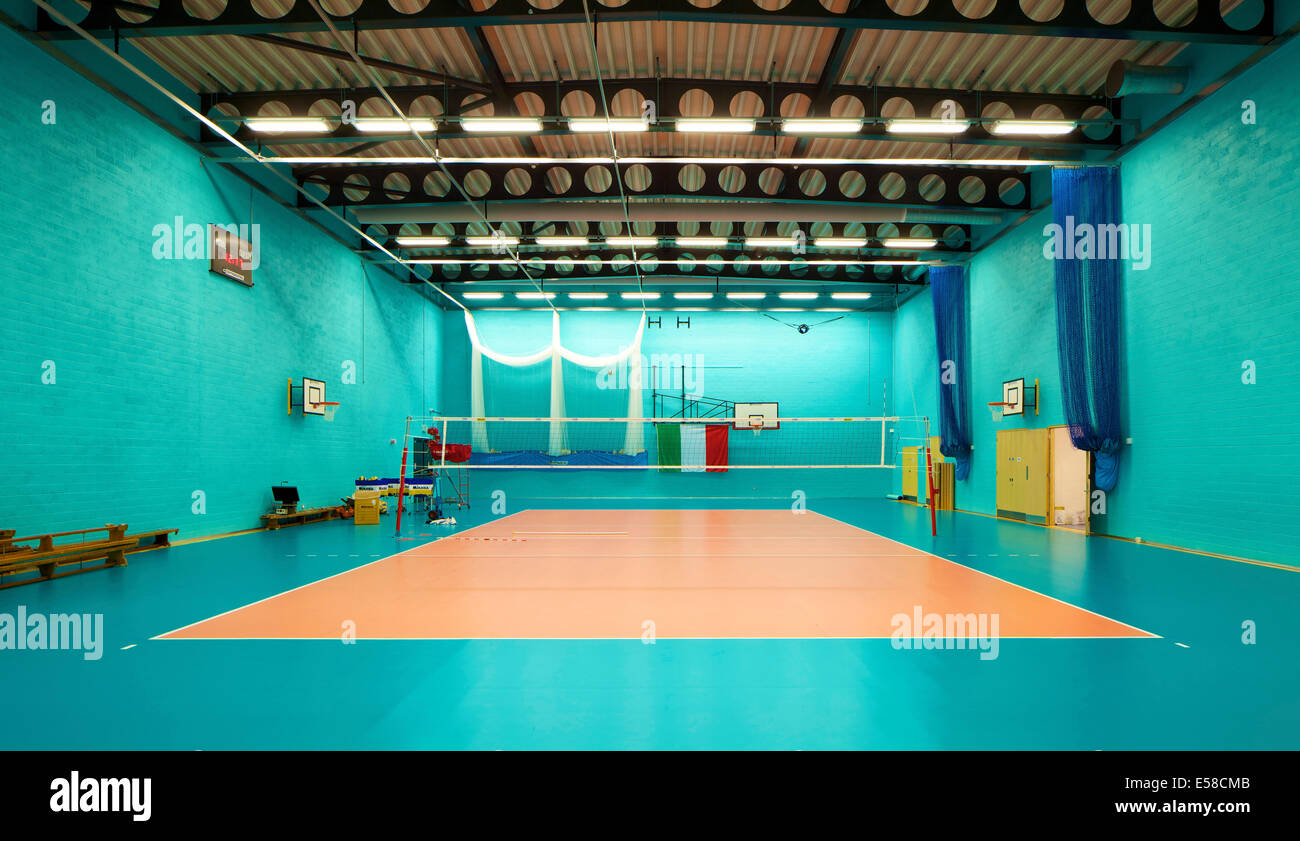 Dipinto luminosamente sports hall di Leyton Sixth Form College di riconversione, REGNO UNITO Foto Stock