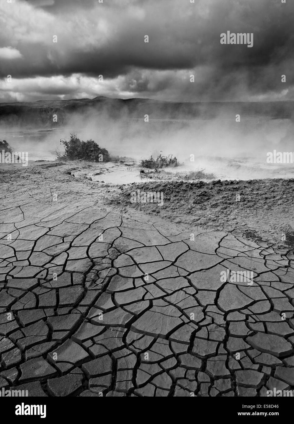 Massa rotto e vasi di fango, geotermica primavera calda area, Hveragerdi, Islanda Foto Stock