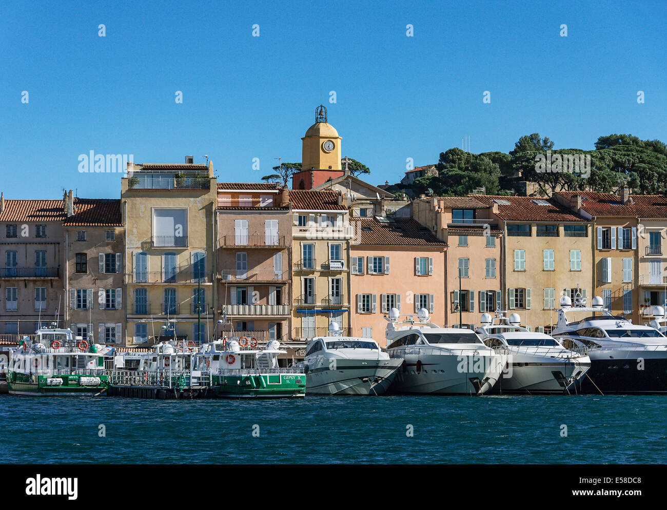 Saint-Tropez waterfront architettura e yachts, Provenza, Francia Foto Stock