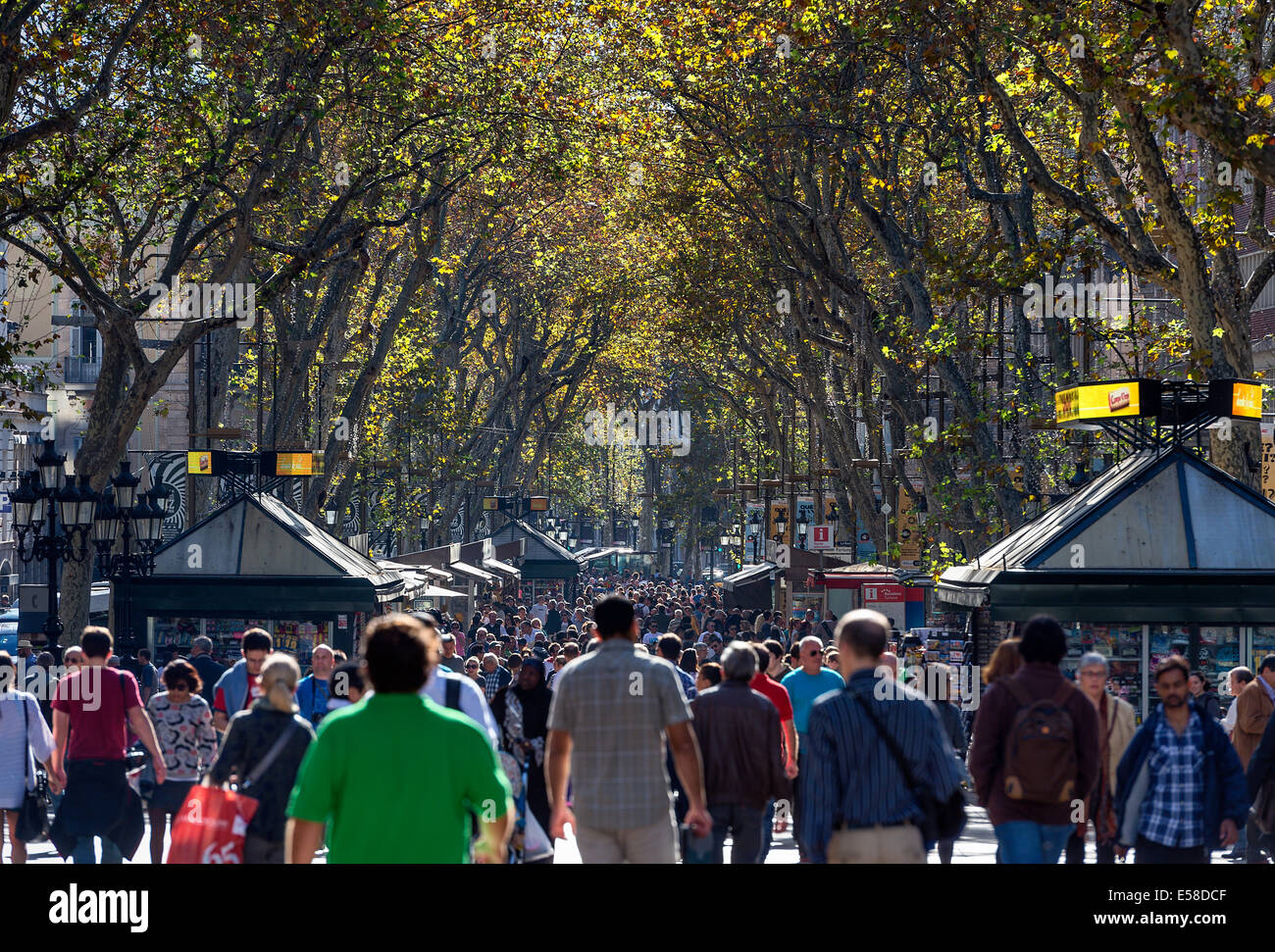I turisti e gli spagnoli si affollano la famosa Rambla, Barcelona, Spagna Foto Stock
